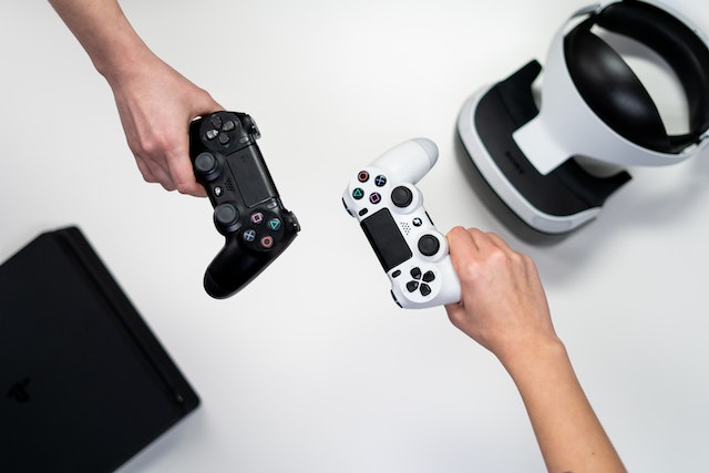 Console controllers e fiches: giocatori tradizionali e online